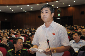 Đại biểu Nguyễn Cao Sơn, Đoàn Hoà Bình phát biểu ý kiến thảo luận tại hội trường.
